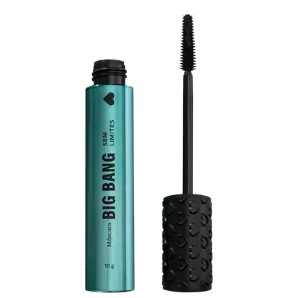 Frasco azul de máscara de cílios Big Bang aberto em formato cilíndrico e pequeno, com uma tampa preta. O aplicador está visível ao lado da embalagem e conta com um pincel de cerdas pretas e curtas para aplicação do produto nos cílios.