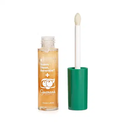Frasco com líquido dourado e rótulo com texto em português, acompanhado de um aplicador de maquiagem branco em um suporte verde. O produto é identificado como "Quem disse, Berenice?" e "Gloss Labial", indicando tratar-se de um gloss labial.