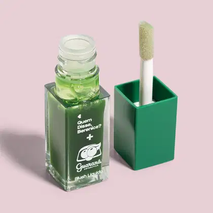 Frasco transparente contendo líquido verde e escova de aplicação em recipiente verde, com rótulo exibindo a frase "Quem disse, Berenice?".