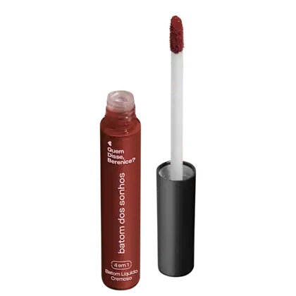 A imagem mostra um batom labial em uma embalagem cilíndrica com a tampa preta e o tubo transparente permite ver o tom marrom brilhante do batom e a marca Quem disse, Berenice? e a linha estampados no frasco.