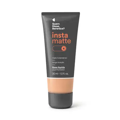 Frasco preto com visor mostrando a cor do produto, letras na cor rosa e branca e detalhes brancos contendo base líquida Instamatte Quem Disse, Berenice? na cor 185F em tom bege.