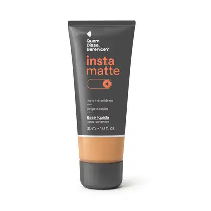Frasco preto com visor mostrando a cor do produto, letras na cor rosa e branca e detalhes brancos contendo base líquida Instamatte Quem Disse, Berenice? na cor 260O, em tom bege médio.