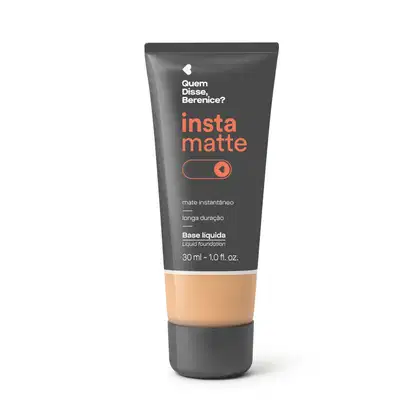 Frasco preto com visor mostrando a cor do produto, letras na cor rosa e branca e detalhes brancos contendo base líquida Instamatte Quem Disse, Berenice? na cor 200F em tom bege.