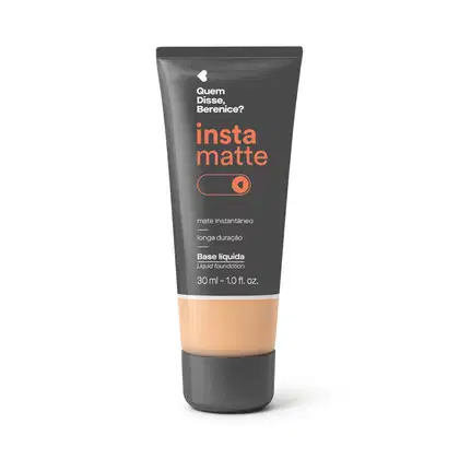 Frasco preto com visor mostrando a cor do produto, letras na cor rosa e branca e detalhes brancos contendo base líquida Instamatte Quem Disse, Berenice? na cor 150F em tom bege.