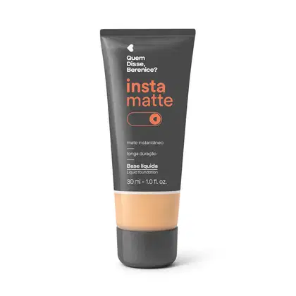 Frasco preto com visor mostrando a cor do produto, letras na cor rosa e branca e detalhes brancos contendo base líquida Instamatte Quem Disse, Berenice? na cor 190N em tom bege.