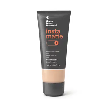 Frasco preto com visor mostrando a cor do produto, letras na cor rosa e branca e detalhes brancos contendo base líquida Instamatte Quem Disse, Berenice? na cor 120N em tom bege claro.