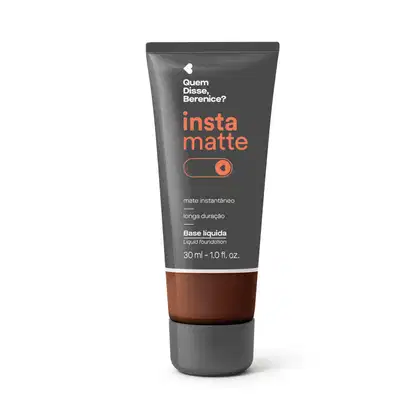 Frasco preto com visor mostrando a cor do produto, letras na cor rosa e branca e detalhes brancos contendo base líquida Instamatte Quem Disse, Berenice? na cor 330N, em tom marrom escuro.