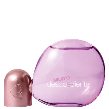 Frasco de vidro rosa em formato esférico com detalhe rosa metalizado e rótulo branco contendo Eau de Parafum Muito Desobediente Quem Disse, Berenice? com 100ml de fragrância.