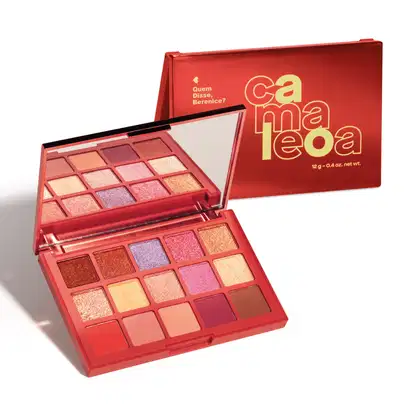 Paleta de maquiagem multifuncional em estojo vermelho com espelho na tampa e 15 cores em tons quentes. Ao lado, a paleta fechada com o escrito Camaleoa Quem Disse, Berenice?.