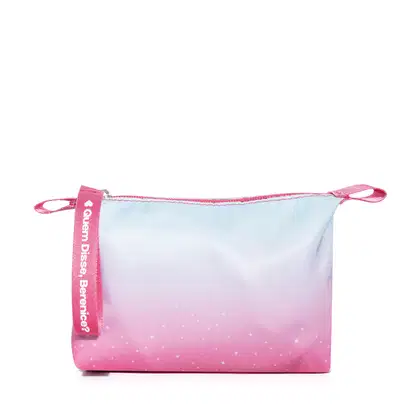 Necessaire de maquiagem em formato retangular. Exterior em material sintético com degradê de cores pastel, indo de azul claro a rosa com pequenos detalhes brilhantes espalhados. Design delicado e feminino, ideal para guardar e transportar cosméticos.