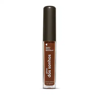 A imagem mostra um gloss labial em uma embalagem cilíndrica com a tampa preta e o tubo transparente permite ver o tom marrom brilhante do gloss e a marca Quem disse, Berenice? e a linha estampados no frasco.