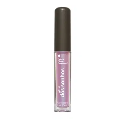 A imagem mostra um gloss labial em uma embalagem cilíndrica com a tampa preta e o tubo transparente permite ver o tom furtacor  brilhante do gloss e a marca Quem disse, Berenice? e a linha estampados no frasco.