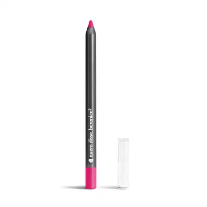 Lápis de olhos em formato cilíndrico com um corpo preto fosco e pontas rosa vibrante. O lápis tem o nome da marca "Quem disse, berenice?" impresso em letras brancas ao longo do corpo. O produto tem um design simples nas cores contrastantes preto e rosa.
