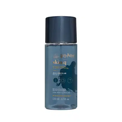 Frasco transparente com líquido azul, tampa azul marinho e rótulo com ilustrações da série Harry Potter e letras brancas e douradas contendo 110ml de água micelar da marca Skin.q Harry Potter Quem Disse, Berenice?.
