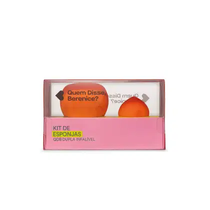 O kit é composto por duas esponjas de diferentes formatos, uma redonda e outra em formato de gota, ambas na cor laranja. A embalagem é uma caixa retangular rosa, com o texto "Kit de Esponjas QDB Dupla Infalível" impresso na parte frontal.