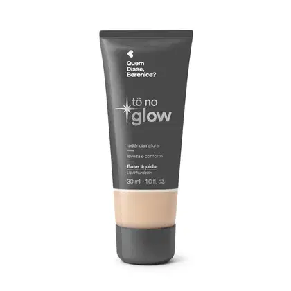Bisnaga cinza de base líquida da marca Tô no Glow Quem disse, Berenice?, com detalhe na cor da base na parte inferior da embalagem e texto branco branco no rótulo.