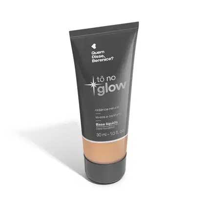 O produto apresentado é uma base líquida da marca Tô no Glow, com embalagem em tubo plástico de cor cinza escura. O rótulo exibe o nome da marca e o texto "Radiância natural, leveza e conforto" em letras brancas.