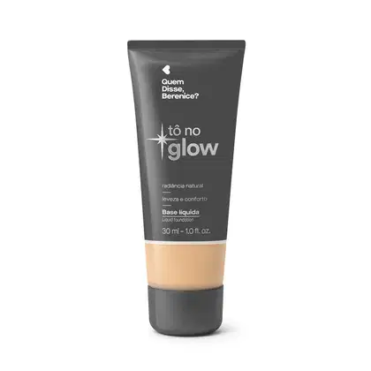 Bisnaga cinza de base líquida da marca Tô no Glow Quem disse, Berenice?, com detalhe na cor da base na parte inferior da embalagem e texto branco branco no rótulo.