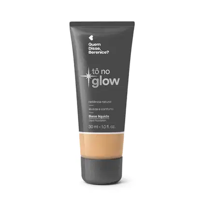 Bisnaga cinza de base líquida da marca Tô no Glow Quem disse, Berenice?, com detalhe na cor da base na parte inferior da embalagem e texto branco branco no rótulo.