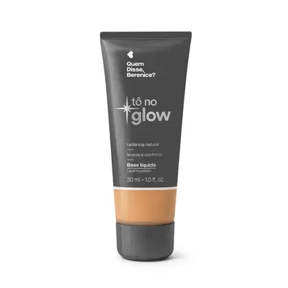 Bisnaga cinza de base líquida da marca Tô no Glow Quem disse, Berenice?, com detalhe na cor da base na parte inferior da embalagem e texto branco branco no rótulo.