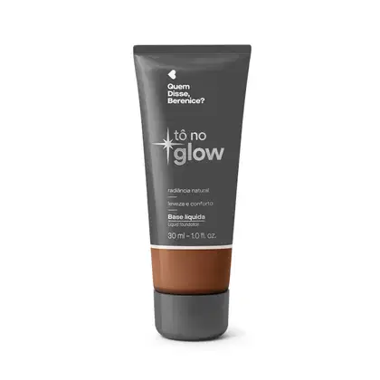 Bisnaga cinza de base líquida da marca Tô no Glow Quem disse, Berenice?, com detalhe na cor da base na parte inferior da embalagem e texto branco branco no rótulo.
