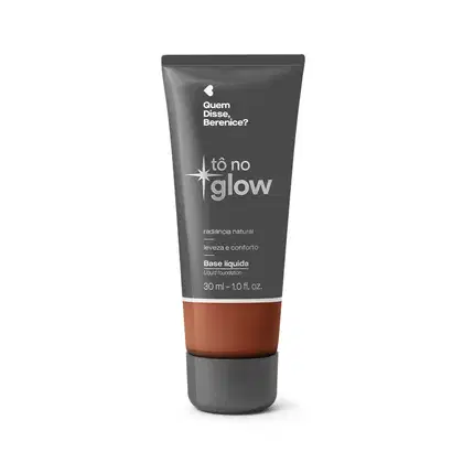 Bisnaga cinza de base líquida da marca Tô no Glow Quem disse, Berenice?, com detalhe na cor da base na parte inferior da embalagem e texto branco branco no rótulo.