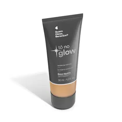 Bisnaga cinza de base líquida da marca Tô no Glow Quem disse, Berenice?, com detalhe na cor da base na parte inferior da embalagem e texto branco branco no rótulo.