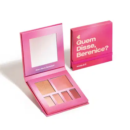 Caixa de paleta de maquiagem rosa da marca Quem Disse, Berenice? contendo sombras, blush e espelho. A embalagem apresenta o nome da marca em destaque.