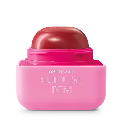 Pote compacto rosa com letras brancas e roll-on na cor vermelha de balm hidratante labial vinho Cuide-se Bem Cereja Livre Quem Disse, Berenice?.