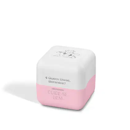 Hidratante labial Quem Disse, Berenice? Cuide-se Bem Deleite o Boticário em formato de cubo. Embalagem branca com detalhes em rosa claro.