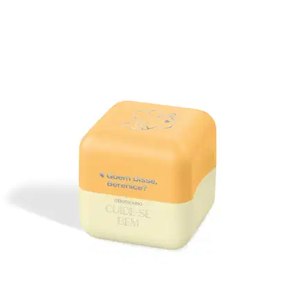 Balm Labial em formato hexagonal com duas cores. A parte superior é amarela com o desenho estilizado de uma abelha e o texto "Quem Disse, Berenice?". O design é minimalista, com apenas os elementos textuais e o ícone da abelha