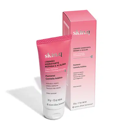 Creme hidratante Skin.q, em embalagem rosa com detalhes em branco, contendo informações sobre os ingredientes Pantenol e Centella Asiática. O produto é indicado para pele sensível, com efeito calmante e textura não oleosa.