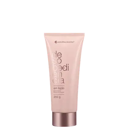 Bisnaga rosa claro com tampa e letras rose gold contendo 200g de loção hidratante corporal Desobediência Quem Disse, Berenice?.