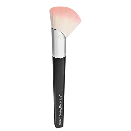 Pincel de maquiagem da marca Quem Disse, Berenice? com cabo preto e ponta rosada em formato cônico, ideal para aplicação de blush ou pó.