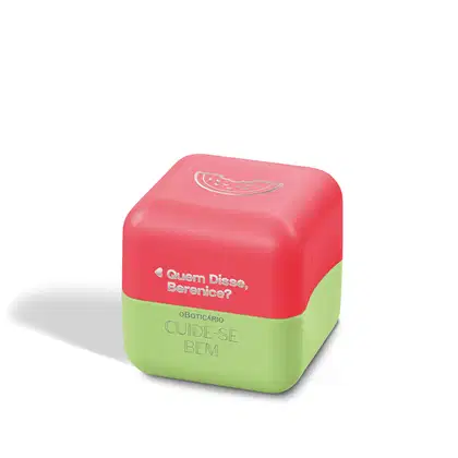 Balm labial Melancia Cuide-se Bem Feira Quem Disse, Berenice? em embalagem em tom de vermelho e verde com letras também verdes.