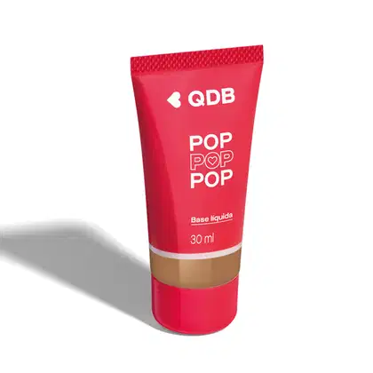 Imagem da base líquida soft matte da marca POP Quem Disse, Berenice? na cor 230Q, em tubo rosa com parte transparente, mostrando a tonalidade do produto, e rótulo com letras brancas. O fundo da imagem é branco com sombreado.