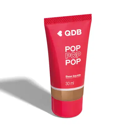 Imagem da base líquida soft matte da marca POP Quem Disse, Berenice? na cor 260Q, em tubo rosa com parte transparente, mostrando a tonalidade do produto, e rótulo com letras brancas. O fundo da imagem é branco com sombreado.