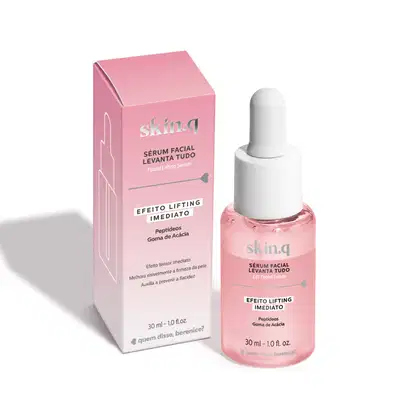 Sérum facial levanta tudo da Skin.q, em embalagem rosa com frasco conta-gotas branco. Produto com efeito lifting imediato, contendo peptídeos e goma de acácia.