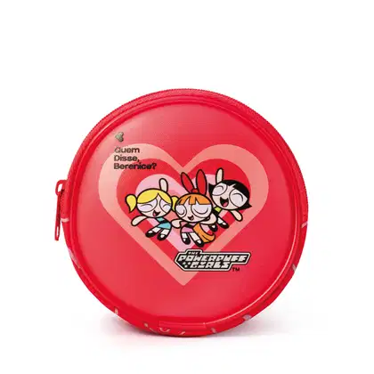 Bolsa redonda vermelha com estampa das Meninas Superpoderosas, com coração rosa e texto "Quem disse, Berenice?". O logotipo da marca "The Powerpuff Girls" é exibido no topo.