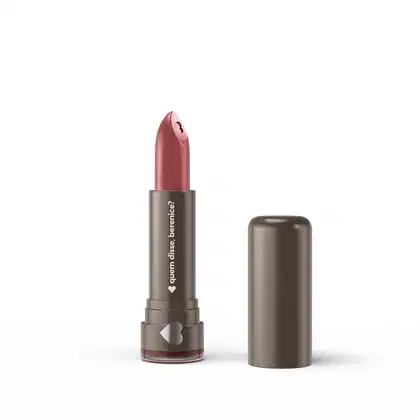 Batom da marca Quem Disse, Berenice? em embalagem metálica com detalhes em rosa, apresentando o nome da marca e um coração no rótulo.