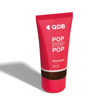 Imagem da base líquida soft matte da marca POP Quem Disse, Berenice? na cor 330F, em tubo rosa com parte transparente, mostrando a tonalidade do produto, e rótulo com letras brancas. O fundo da imagem é branco com sombreado.