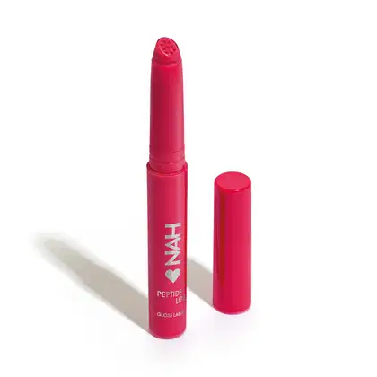 Bastão de gloss labial rosa da marca Nah Cardoso, com embalagem cilíndrica e tampa destacável. O produto é chamado de "Peptide Lip" e possui o logotipo da marca impresso.