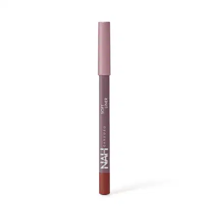 Lápis de boca da marca Nah Cardoso, na cor rosa acinzentado, com embalagem cilíndrica e texto "Soft liner" impresso.