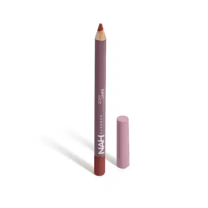Lápis de maquiagem labial da marca Nah Cardoso, em embalagem roxa com texto em branco. O lápis tem formato cilíndrico e ponta rosa, indicando a cor do produto.