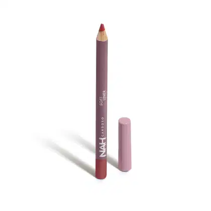 Lápis labial da marca Nah Cardoso, com corpo em tom roxo e ponta vermelha. O produto apresenta o nome da marca impresso no corpo do lápis.