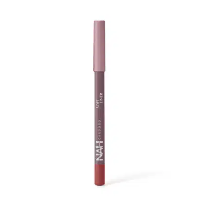 Lápis de boca da marca Nah Cardoso, com embalagem cilíndrica de cor rosa e rótulo com o nome da marca em letras brancas. O produto possui uma ponta vermelha, indicando a cor do batom.