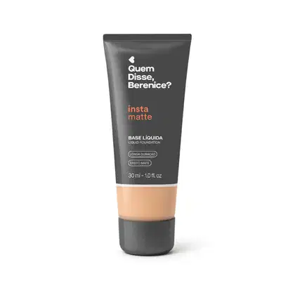 Frasco de base líquida matte da marca Quem Disse, Berenice? na cor bege, com rótulo preto e branco destacando o nome da marca e o efeito "insta matte" do produto.