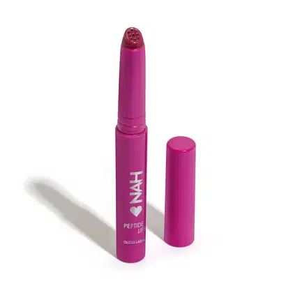 Produto de beleza Nah Cardoso em embalagem rosa vibrante, com rótulo destacando "Peptide Lips" e "Gloss Labial". O produto possui formato de batom e tampa rosada, com detalhes em relevo na ponta.