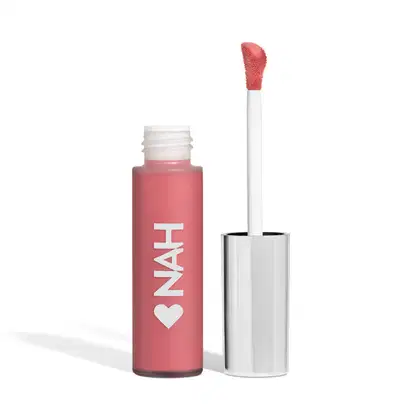 Frasco de item de maquiagem da marca Nah Cardoso, com aplicador em forma de pincel, contendo líquido rosa em embalagem branca com logotipo em destaque.