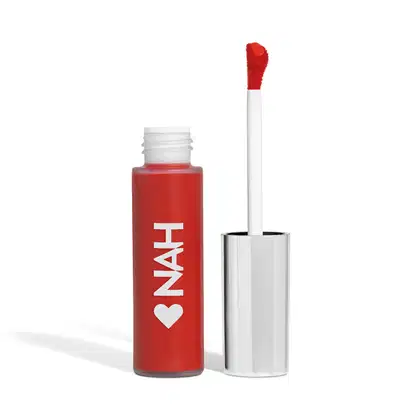 Frasco de item de make da marca Nah Cardoso, com aplicador em forma de pincel, na cor vermelha com texto branco.